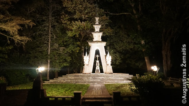 Naktį žibanti Jono Muloko koplytėlė žuvusiems už Lietuvą - dalis lietuviško parko