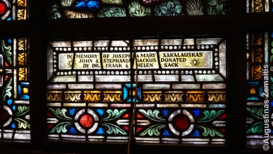  Skrantono Šv. Juozapo lietuvių bažnyčios vitražas su jam aukojusios lietuvių šeimos pavarde 