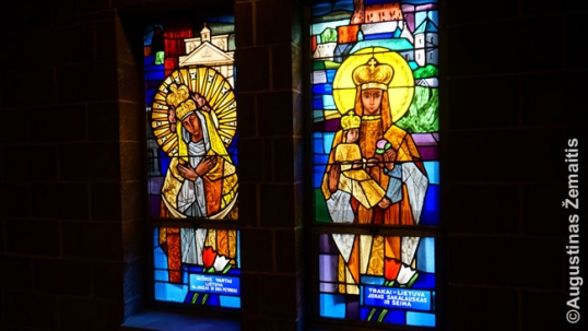 Vitražas su Aušros Vartų Marija kairėje bei stebuklingąja Trakų Mergele dešinėje