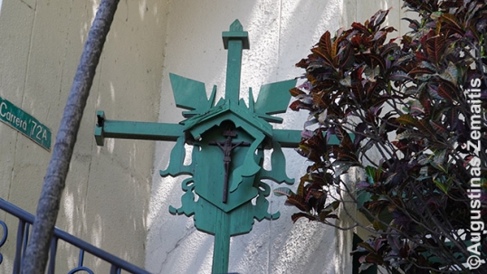 Lietuviškas kryžius prie „Lietuvių namų“ Medeljine