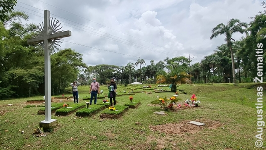 Slotkus graves at Jardin de Esperanza