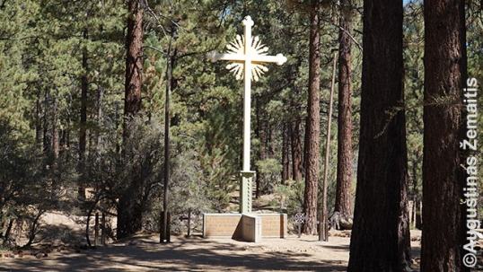 Kryžius su spinduliais „Rambyno“ stovykloje