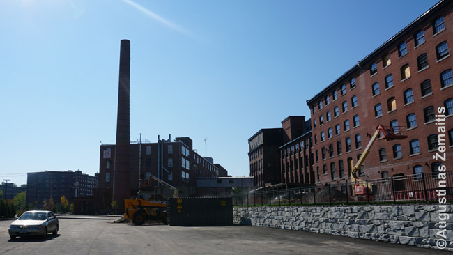 Našujos fabrikai nuo ten, kur stovi skulptūra 'Įvairovė' Front St (žr. žemiau)