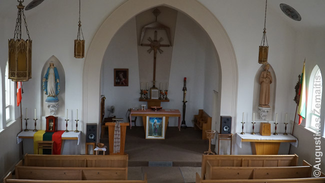 Tradicinis lietuviškas kryžius už Delhajaus Šv. Kazimiero lietuvių bažnyčios altoriaus