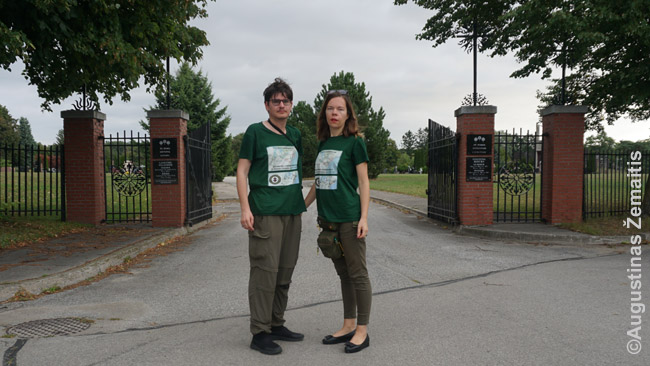 „Tikslas – Amerika“ savanoriai Augustinas Žemaitis ir Aistė Žemaitienė prie Misisogos Šv. Jono lietuvių kapinių vartų