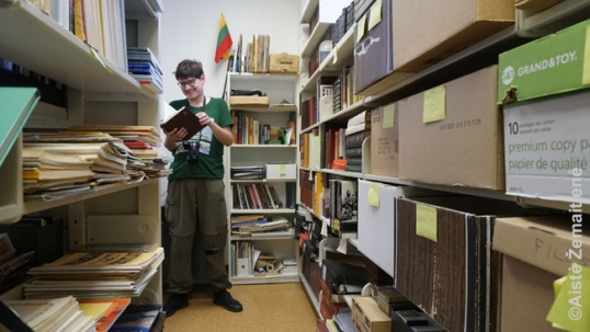 „Tikslas – Amerika“ savanoriai tyrinėja archyvuose sukauptus šaltinius iš lietuviškų parapijų (kiekvienoje dėžėje laikoma informacija apie vis kitą lietuvišką parapiją ar organizaciją)