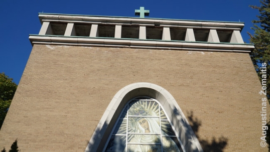 Vartus primenantis Aušros Vartų Švč. Mergelės Marijos bažnyčios fasadas