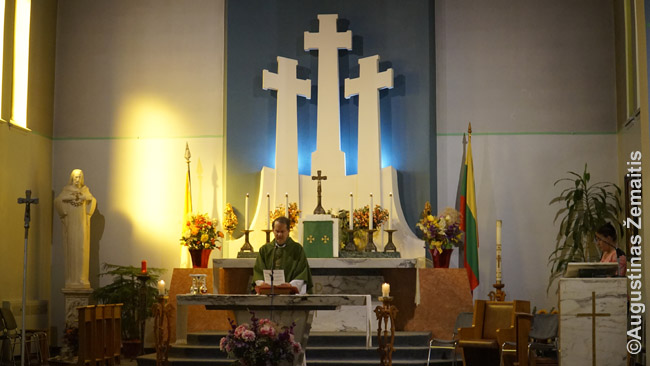 Trys Vilniaus Kryžiai už Aušros Vartų Švč. Mergelės Marijos bažnyčios altoriaus