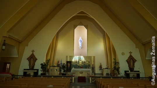  Monrealio lietuvių Šv. Kazimiero bažnyčios vidus. Virš altoriaus – šv. Kazimiero statula