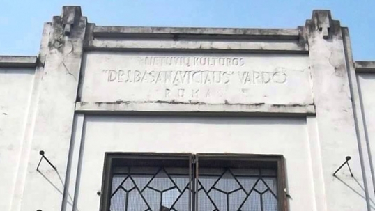 2011 m. nugriauto J. Basanavičiaus mokyklos pastato fasado fragmentas su lietuvišku užrašu. Nuotrauka Alexandre Fejes Neto.