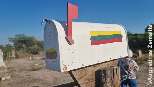 Lithuanian flag mailbox at Jonischkies cemetery