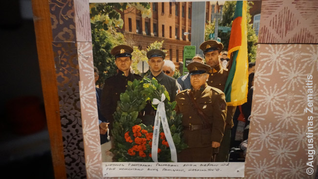 Lietuvos partizanų rekonstruktoriai lankosi prie memorialo komunizmo aukoms (nuotrauka tik perfotografuota)