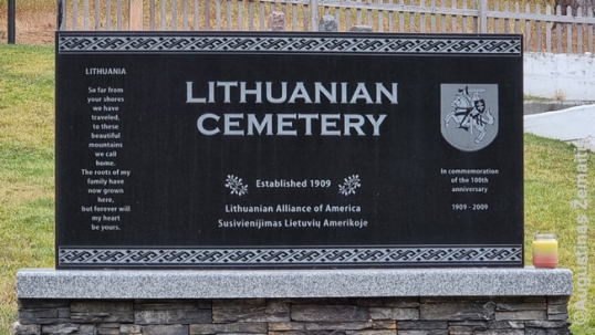 Roslino lietuvių kapinių memorialas iš arti