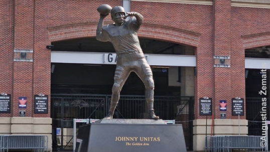 Johnny Unitas statue in Baltimore