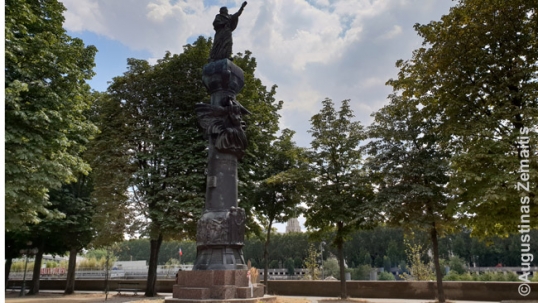 Adomo Mickevičiaus statula Paryžiaus centre