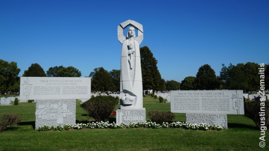 Šv. Kazimiero skulptūra Šv. Kazimiero lietuviškose kapinėse Čikagoje