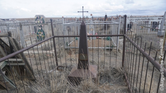 Lietuvės Pakarklytės kapas Žezkazgano krikščionių kapinėse su galimai nuverstu koplytstulpiu iš kairės