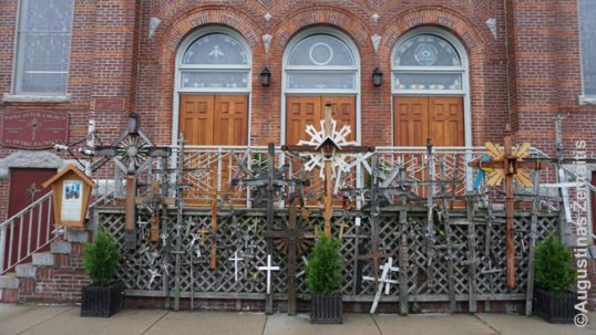 Improvizuotas Kryžių kalnas prie Bostono Šv. Petro ietuvių bažnyčios įėjimo