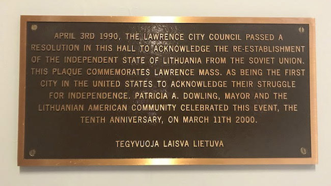 Atminimo lenta primenanti, kad Lorensas buvo pirmasis JAV miestas, pripažinęs Lietuvos nepriklausomybę