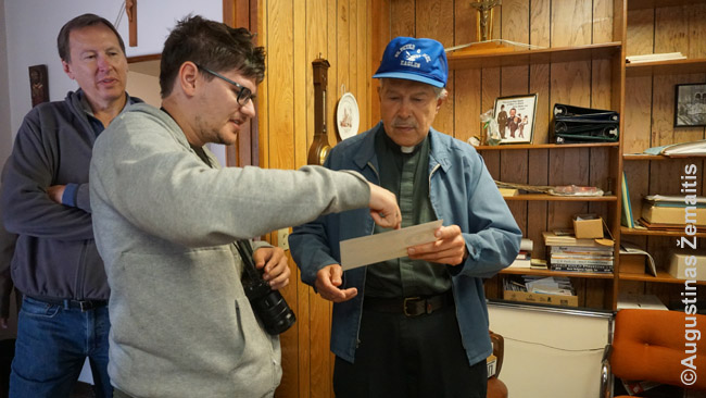 Grand Rapidso klebonijoje su klebonu Augustinas Žemaitis žiūri senas gimimų registracijas. Kairėje - Jonas Treška.