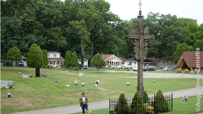 600-osioms krikščionybės metinėms atminti pastatytas lietuviškas medinis kryžius Šv. Petro ir Povilo kapinėse
