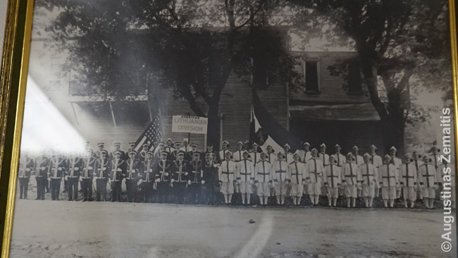 Vytauto Kareivio pagalbos draugijos nariai pozuoja su uniformomis (draugijos archyvo nuotrauka)