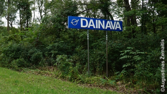 “Dainavos“ stovyklos ženklas važiuojant keliu