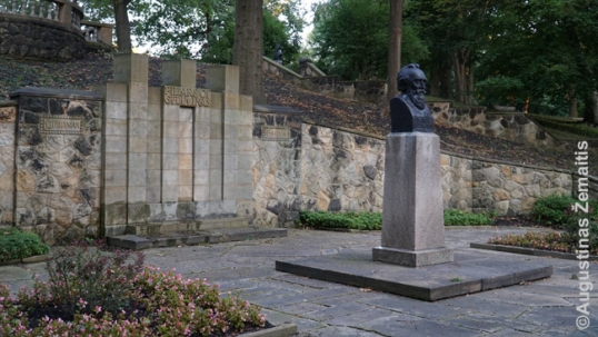 Basanavičius and the columns of Gediminas at the Lithuanian Cultural Garden