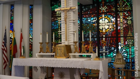 Deitono Šv. Kryžiaus lietuvių bažnyčios altorius