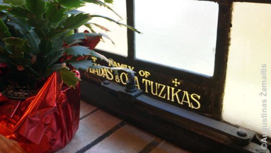 Lietuviškas užrašas ant Ist Vandergrifto vitražo