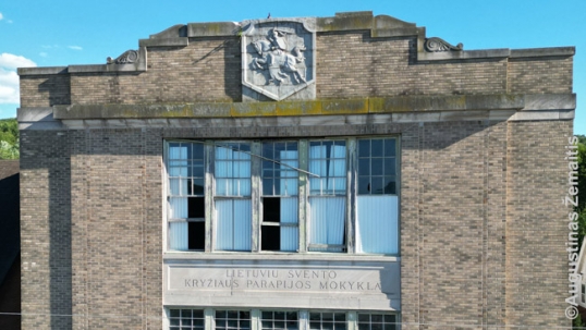 Maunt Karmelio lietuvių mokyklos fasadas su Vyčiu