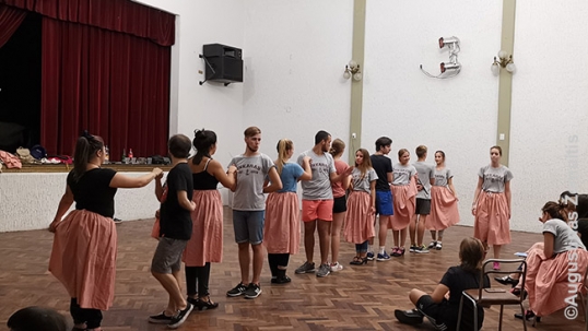 Lietuvių centre repetuojantys tautinių šokių šokėjai