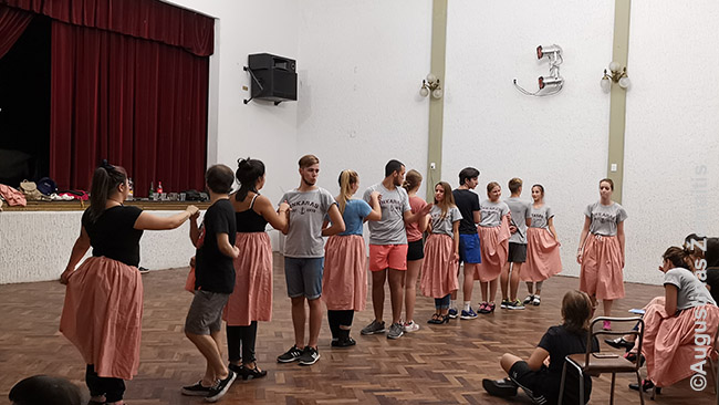 Argentinos lietuvių centre lietuvių liaudies šokius repetuojantys šokėjai