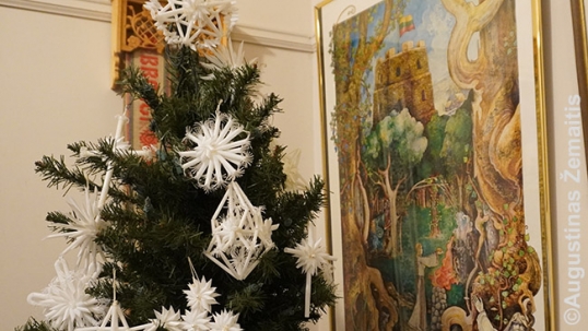 Tarp lietuviškų eksponatų „Strawberry Hill“ muziejuje: Kalėdų eglutės žaisliukai iš gėrimų šiaudelių (tai Amerikos lietuvių tradicija – Lietuvoje tam naudojami natūralūs šiaudai) ir itin simbolinis Dano paveikslas, kuriame vaizduojama Lietuva