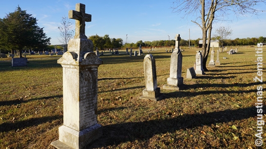 A line of old Lithuanian graves in Elmwood Cemetery of Hartshorne