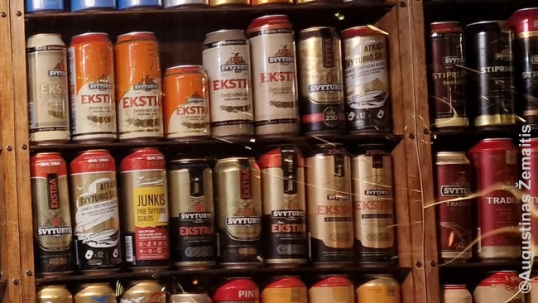 Lietuviškų prekių ženklų alaus skardinės, paverstos meno kūriniu Baltimorės lietuvių namuose