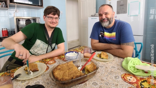 Manioko kugelis San Paule (kairėje svetainės „Gabalėliai Lietuvos“ savininkas ir šio straipsnio autorius Augustinas Žemaitis, dešinėje San Paulo lietuviško restorano savininkas Claudio Kupstas)