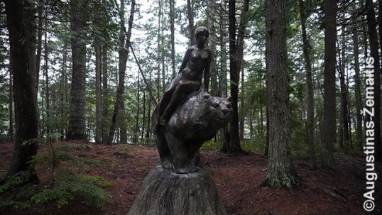 Medeinės skulptūra Baltijos saloje