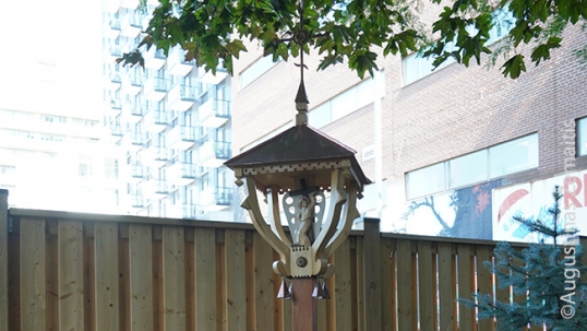 Lithuanian chapel-post at Vilnius Manor